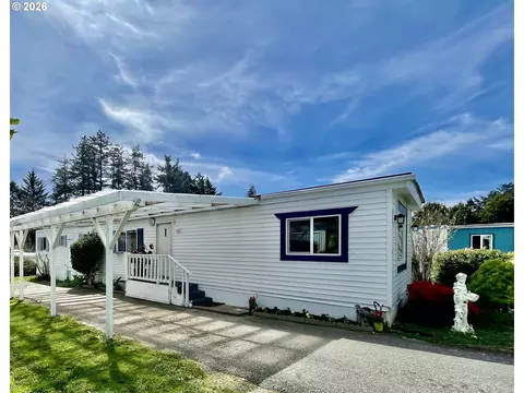 16131 W Hoffeldt Ln #18, Brookings, OR 97415