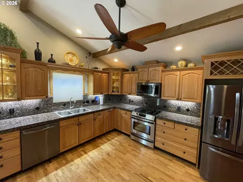 Kitchen - 31601 SE Lawrence Rd, Estacada, OR 97023 photo 4 of 4