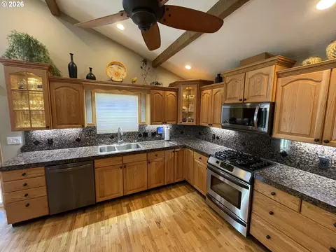 Kitchen - 31601 SE Lawrence Rd, Estacada, OR 97023 photo 3 of 4