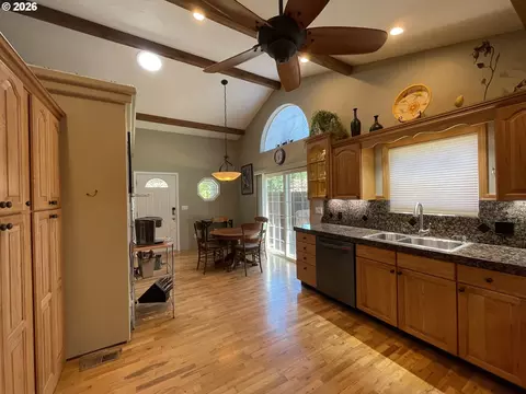 Kitchen - 31601 SE Lawrence Rd, Estacada, OR 97023 photo 2 of 4