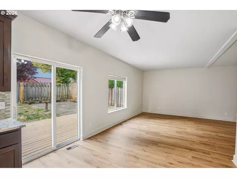 Living - 11596 SE Springcrest Dr, Clackamas, OR 97015 photo 10 of 11