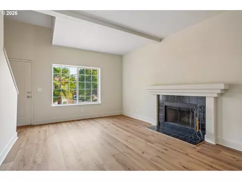 Living - 11596 SE Springcrest Dr, Clackamas, OR 97015 photo 4 of 11