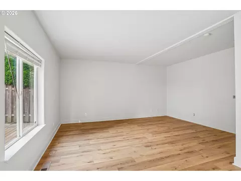 Living - 11596 SE Springcrest Dr, Clackamas, OR 97015 photo 5 of 11
