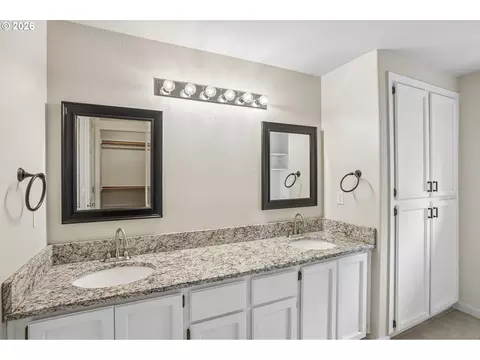 Bath - 11596 SE Springcrest Dr, Clackamas, OR 97015 photo 3 of 4