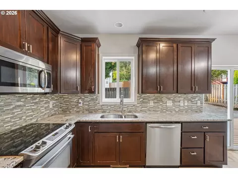 Kitchen - 11596 SE Springcrest Dr, Clackamas, OR 97015 photo 2 of 2