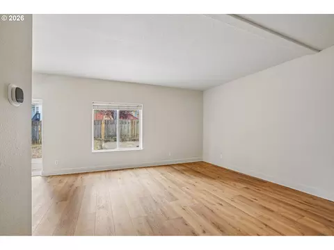 Living - 11596 SE Springcrest Dr, Clackamas, OR 97015 photo 8 of 11
