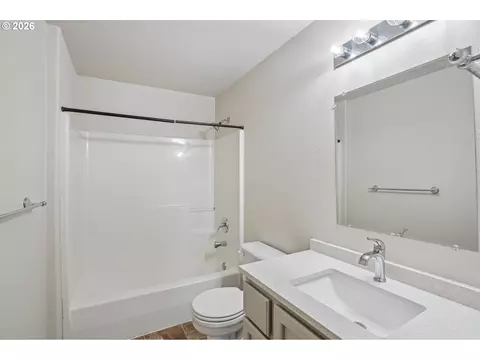 Bath - 11596 SE Springcrest Dr, Clackamas, OR 97015 photo 2 of 4
