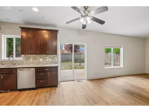 Living - 11596 SE Springcrest Dr, Clackamas, OR 97015 photo 9 of 11