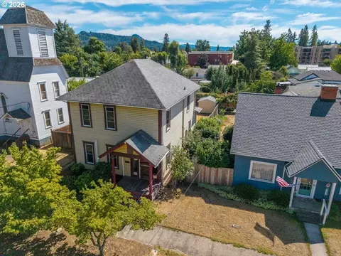 823 Birch Ave, Cottage Grove, OR 97424