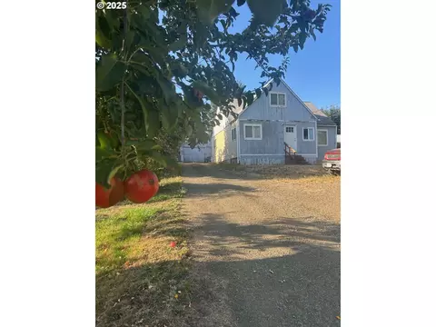 122 NE 4th St, Willamina, OR 97396