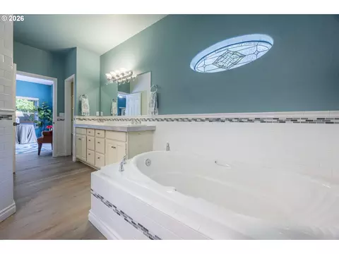 Bath - 88090 Windleaf Way, Florence, OR 97439 photo 3 of 7