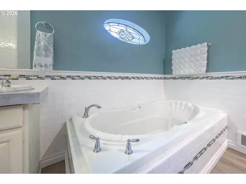 Bath - 88090 Windleaf Way, Florence, OR 97439 photo 2 of 7