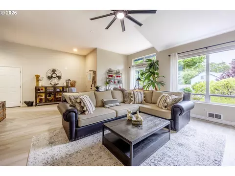 Living - 88090 Windleaf Way, Florence, OR 97439 photo 2 of 3