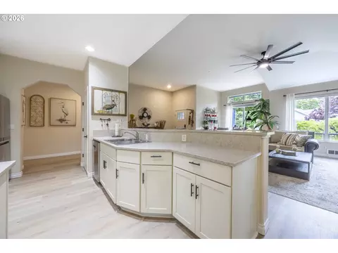 Kitchen - 88090 Windleaf Way, Florence, OR 97439 photo 2 of 4