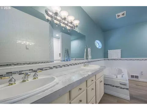 Bath - 88090 Windleaf Way, Florence, OR 97439 photo 1 of 7