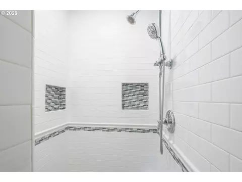 Bath - 88090 Windleaf Way, Florence, OR 97439 photo 4 of 7