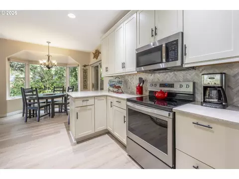 Kitchen - 88090 Windleaf Way, Florence, OR 97439 photo 4 of 4
