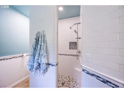 Bath - 88090 Windleaf Way, Florence, OR 97439 photo 5 of 7