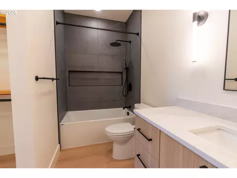 Bath - 818 E 22nd Ave, Eugene, OR 97405 photo 14 of 15