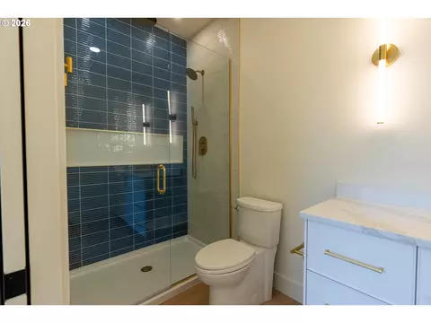 Bath - 818 E 22nd Ave, Eugene, OR 97405 photo 7 of 15
