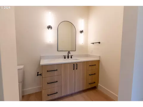 Bath - 818 E 22nd Ave, Eugene, OR 97405 photo 13 of 15