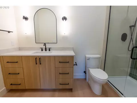 Bath - 818 E 22nd Ave, Eugene, OR 97405 photo 4 of 15