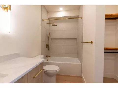 Bath - 818 E 22nd Ave, Eugene, OR 97405 photo 11 of 15