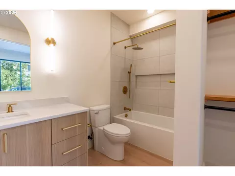 Bath - 818 E 22nd Ave, Eugene, OR 97405 photo 9 of 15