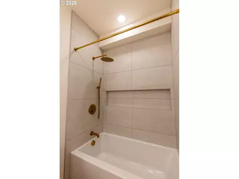 Bath - 818 E 22nd Ave, Eugene, OR 97405 photo 12 of 15