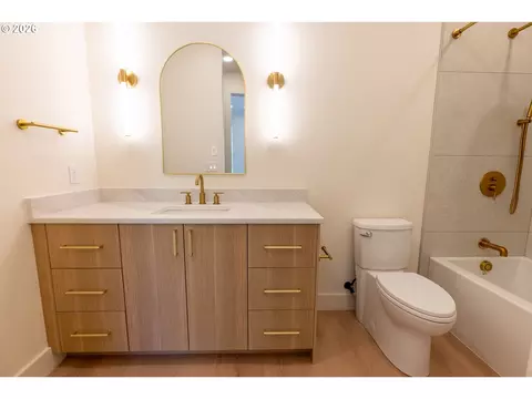 Bath - 818 E 22nd Ave, Eugene, OR 97405 photo 10 of 15