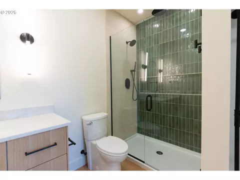 Bath - 818 E 22nd Ave, Eugene, OR 97405 photo 5 of 15