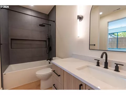Bath - 818 E 22nd Ave, Eugene, OR 97405 photo 15 of 15