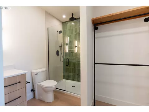 Bath - 818 E 22nd Ave, Eugene, OR 97405 photo 2 of 15