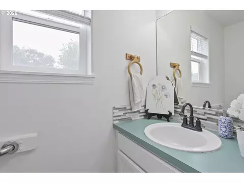 Bath - 18137 Grey Ave, Sandy, OR 97055 photo 1 of 4