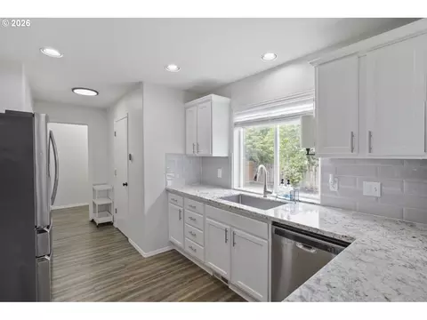 Kitchen - 18137 Grey Ave, Sandy, OR 97055 photo 3 of 4