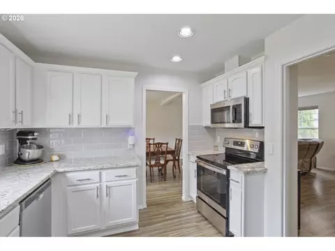 Kitchen - 18137 Grey Ave, Sandy, OR 97055 photo 2 of 4