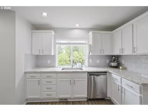 Kitchen - 18137 Grey Ave, Sandy, OR 97055 photo 4 of 4