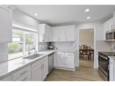 Kitchen - 18137 Grey Ave, Sandy, OR 97055 photo 1 of 4