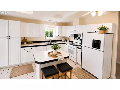 Kitchen - 242 Dillingham Loop, Carson, WA 98610 photo 3 of 3