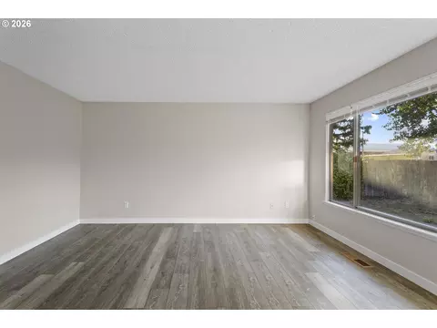 Living - 509 E Pinehurst Dr, Newberg, OR 97132 photo 4 of 7