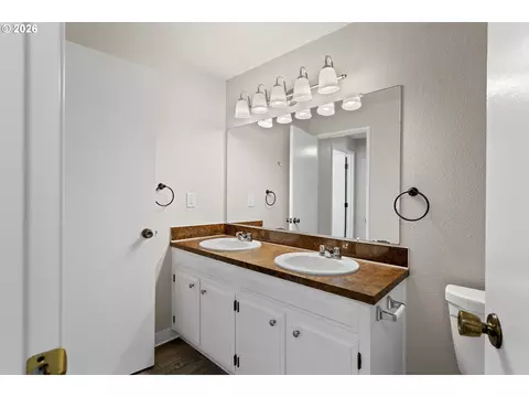 Bath - 509 E Pinehurst Dr, Newberg, OR 97132 photo 1 of 2