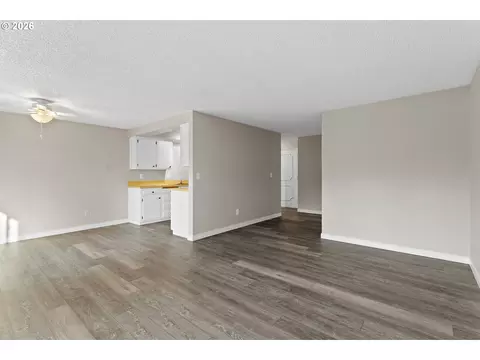 Living - 509 E Pinehurst Dr, Newberg, OR 97132 photo 6 of 7