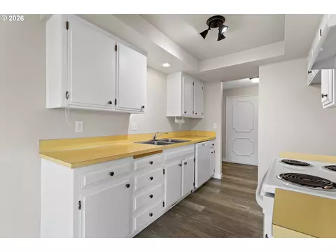 Kitchen - 509 E Pinehurst Dr, Newberg, OR 97132 photo 2 of 3