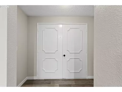 Entry Way - 509 E Pinehurst Dr, Newberg, OR 97132 photo 2 of 5