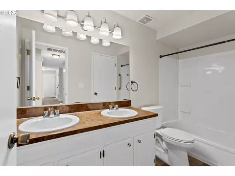 Bath - 509 E Pinehurst Dr, Newberg, OR 97132 photo 2 of 2