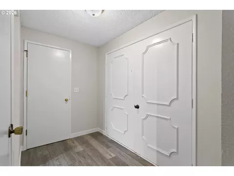 Entry Way - 509 E Pinehurst Dr, Newberg, OR 97132 photo 4 of 5