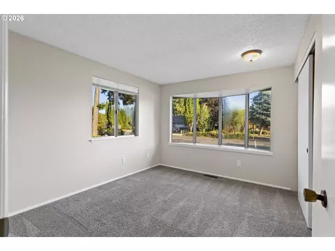 Bedroom - 509 E Pinehurst Dr, Newberg, OR 97132 photo 11 of 15