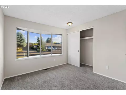 Bedroom - 509 E Pinehurst Dr, Newberg, OR 97132 photo 14 of 15