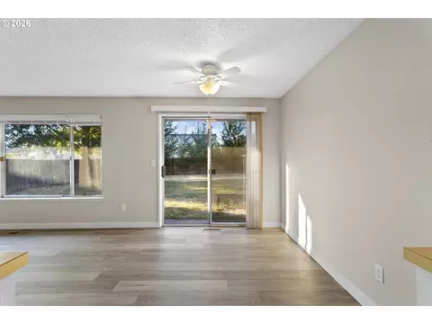 Living - 509 E Pinehurst Dr, Newberg, OR 97132 photo 7 of 7