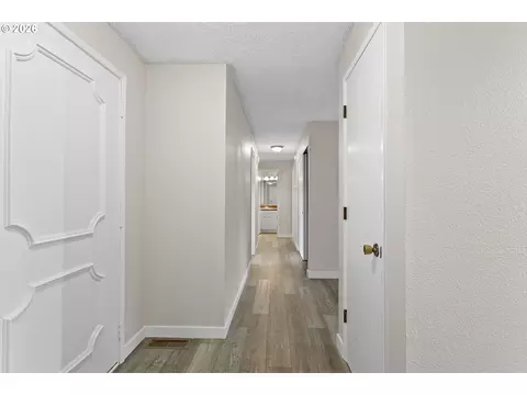 Entry Way - 509 E Pinehurst Dr, Newberg, OR 97132 photo 3 of 5